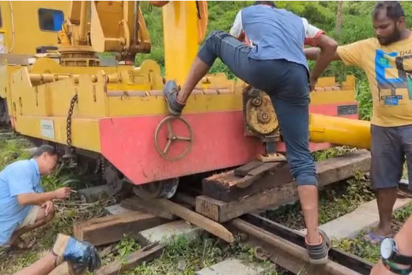 மலையக ரயில் சேவை பாதிப்பு ; தண்டவாள ரயில் தடம் புரள்வு | Upland Train Service Affected Train Derailment