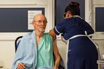 உலகில் கொரோனா தடுப்பூசியை பெற்றுக்கொண்ட முதல் ஆண் மரணம்