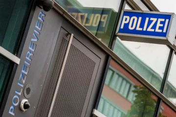 ஜேர்மனியில் 17 பொலிசார் வீடுகளில் அதிகாரிகள் ரெய்டு