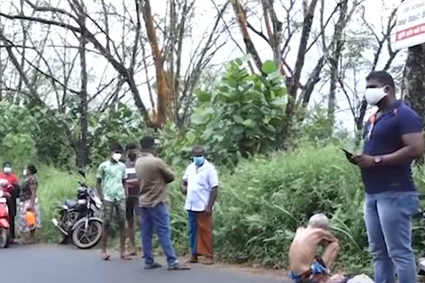 உடல்நிலை சரியில்லாத தந்தையை நடுவீதியில் தவிக்கவிட்டுச் சென்ற மகள்! | Daughter Left Father In The Middle Of The Street