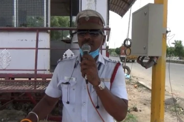 "சாலைனா சிக்கனல் இருக்கும், வாழ்ககைனா சிக்கல் இருக்கும்" - கவனம் ஈர்க்கும்  டிராபிக் போலீஸ்!