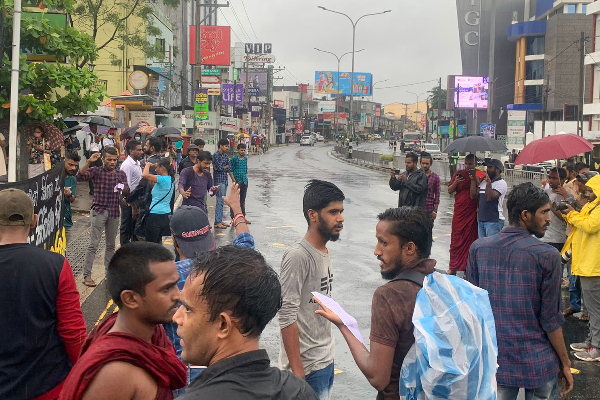 தென்னிலங்கையை அதிரவைக்கும் மாணவர்களின் போராட்டம்! பொலிஸார் குவிப்பு (Video) | Protest Front Of Kelani University