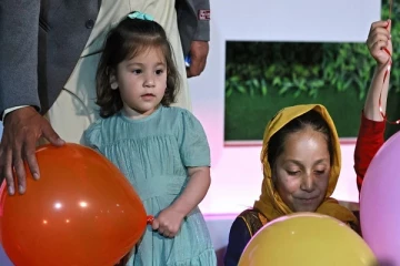 குண்டு வெடிப்பில் பெற்றோரை இழந்த சிறுமி: 2 ஆண்டுக்குப் பின்பு தன் உறவினர்களை சந்தித்த உணர்வுபூர்வமான தருணம்