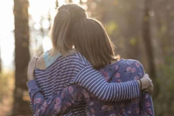 ஓரினச் சேர்க்கைக்கு எதிர்ப்பு..காதலியை கரம்பிடிக்க ஆணாக மாறிய பெண்!