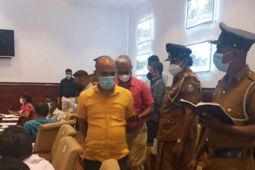 கொழும்பு மாநகர சபையின் கூட்டத்தில் முட்டை, மிளகாய்த்தூள் தாக்குதல் (PHOTOS)