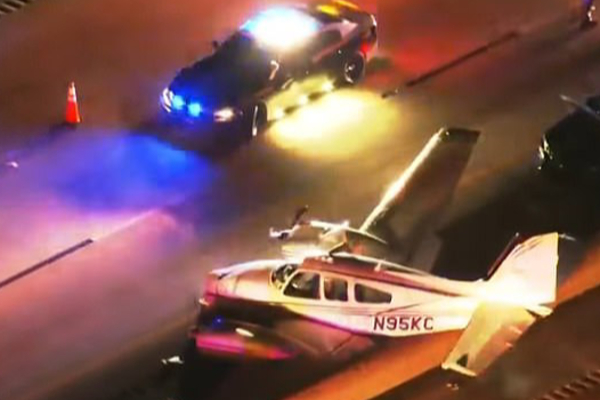 புளோரிடாவில் வீதியில் தரையிறங்கிய விமானம் கார் மீது மோதி விபத்து | Plane Crashes Into Car After Landing On Florida