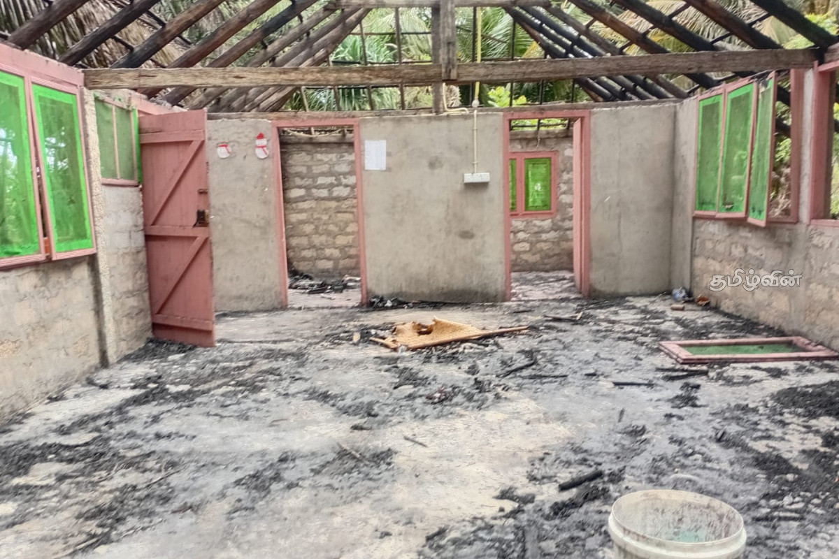 அல்லைப்பிட்டியில் பகுதியில் தீ விபத்து - கட்டங்கள் உட்பட பெறுமதியான நூல்கள் எரிந்து நாசம் | Fire Breaks Out In Allaipitiya Area