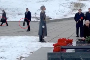 அணு ஆயுத சூட்கேசுடன் புடின்: உலகுக்கு அதிர்ச்சியை ஏற்படுத்தியுள்ள ஒரு காட்சி...