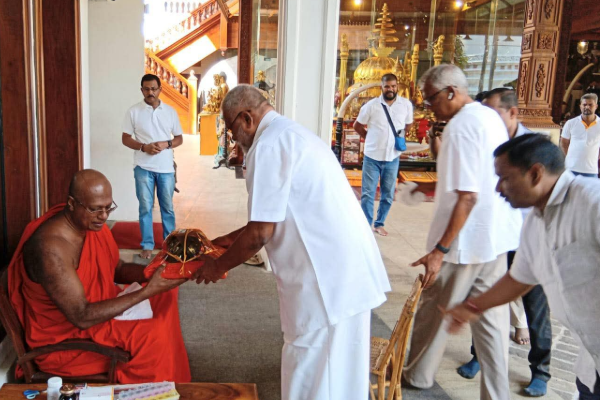 சிறையிலிருந்து வந்த கையுடன் விகாரைக்கு விரைந்த டக்ளஸ் ; தேரர் கூறிய முக்கிய விடயம் | Douglas Rushes To Temple After Prison Release