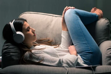 இரவில் தூங்குவதற்கு முன்பு பாடல் கேட்பவர்களா நீங்கள்? அப்போ இந்த தகவல் உங்களுக்கு தான்!