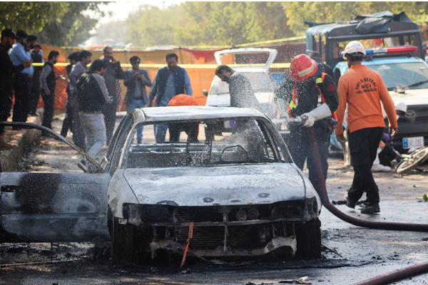 2 நாடுகளுடன் ஒரே நேரத்தில் போருக்கு தயார் - இந்தியாவை சீண்டும் பாகிஸ்தான் | Pakistan Says Ready To Fight With India Afghan