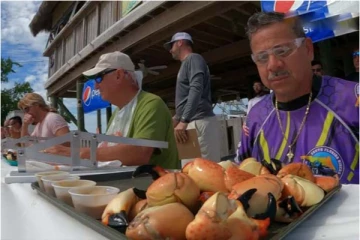 14 நிமிடங்களில் 25 நண்டுகளை சாப்பிட்ட நபர்: பரபரப்பான போட்டி