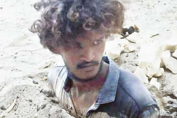 மதுபோதையில் தகராறு: இளைஞரை உயிரோடு புதைத்த நண்பர்கள்