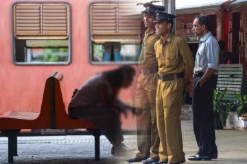 வெளிநாட்டில் கணவன் : தொடருந்தில் பாய முயற்சித்த இளம் தாயை காப்பாற்றிய பொலிஸார்