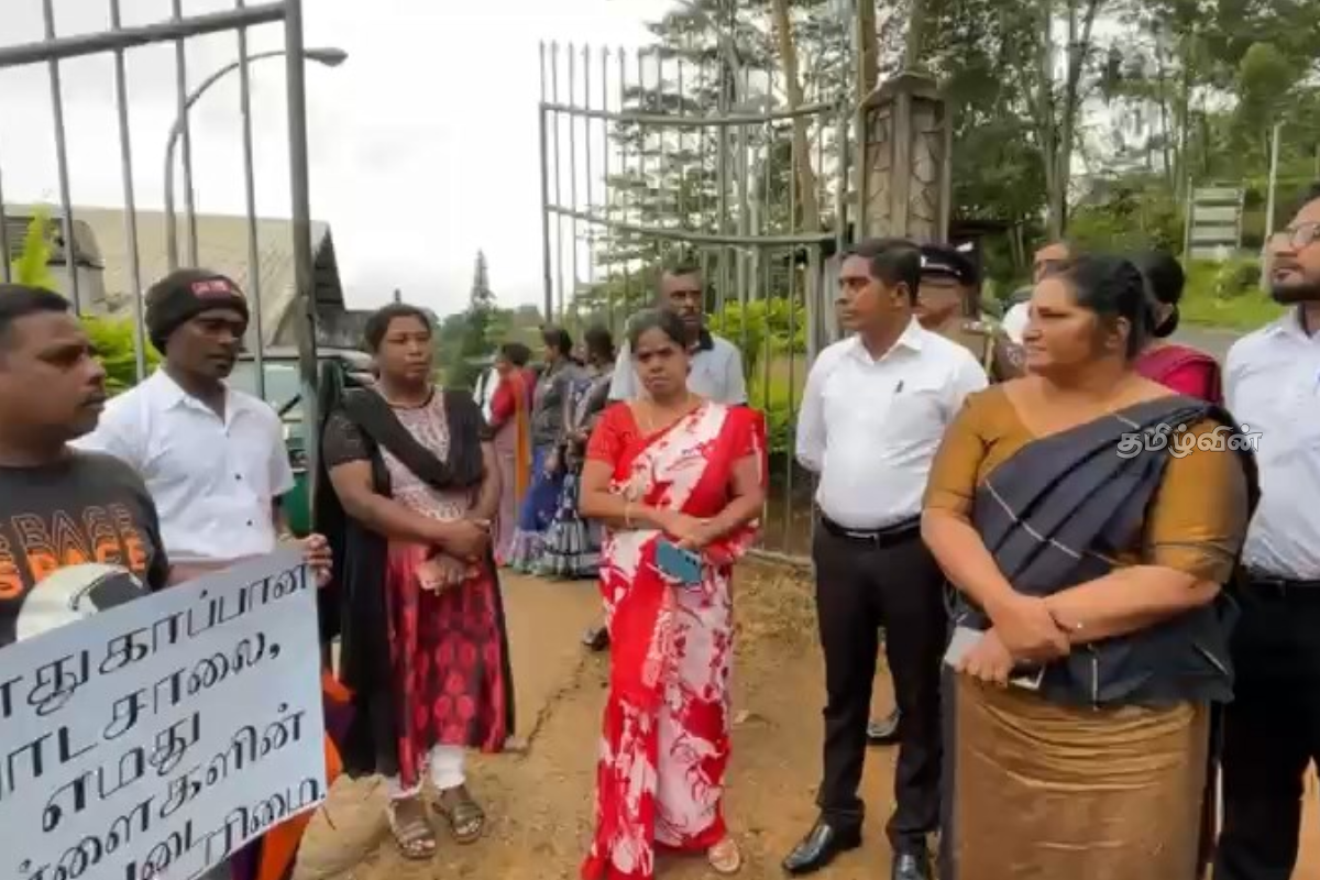 கொத்மலை வெவண்டன் தமிழ் வித்தியாலய மாணவர்களின் பெற்றோர்கள் கவனயீர்ப்பு போராட்டத்தில் ஈடுபட்டனர். | Kotmalai Wevandan Tamil Vidyalaya Protest கொத்மலை வெவண்டன் தமிழ் வித்தியாலய மாணவர்களின் பெற்றோர்கள் கவனயீர்ப்பு போராட்டத்தில் ஈடுபட்டனர். | Kotmalai Wevandan Tamil Vidyalaya Protest