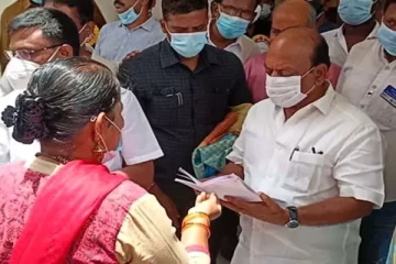 காலில் விழுந்து வேலை கேட்ட பெண்: அமைச்சர் சொன்ன பதில்