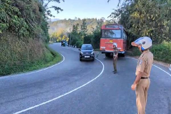 கட்டுப்பாட்டை இழந்த பேருந்து ; சாதுர்யமாக 80 பேரின் உயிரை காப்பாற்றிய சாரதி | Bus Loses Control Driver Saves 80 Lives Cleverness