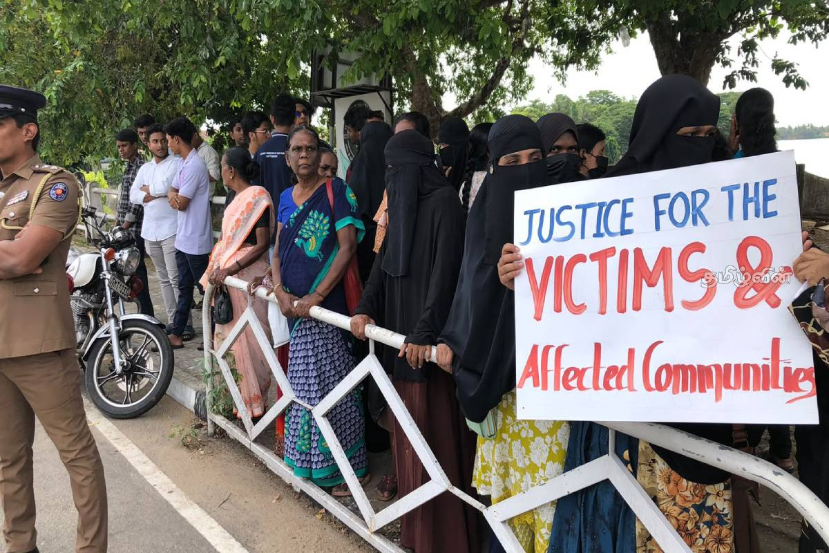 உயிர்த்த ஞாயிறு தாக்குதல்: விசாரணையை திசைத்திருப்ப முயற்சிக்கும் தேரர்கள் - வெடித்த போராட்டம் | Protest In Batticaloa Justice For Easter Attack உயிர்த்த ஞாயிறு தாக்குதல்: விசாரணையை திசைத்திருப்ப முயற்சிக்கும் தேரர்கள் - வெடித்த போராட்டம் | Protest In Batticaloa Justice For Easter Attack