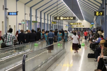 கட்டுநாயக்க விமான நிலையத்தில் சிக்கிய இளம் பெண்