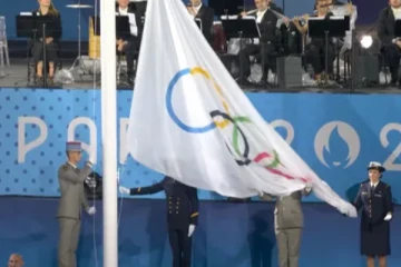 ஒலிம்பிக் துவக்க விழா சொதப்பல்கள்: தலைகீழாக ஏற்றப்பட்ட கொடி முதல்