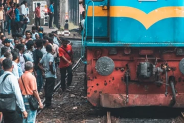 සරසවි සිසුවෙක් දුම්රියක ගැටී ජිවිතක්ෂයට.