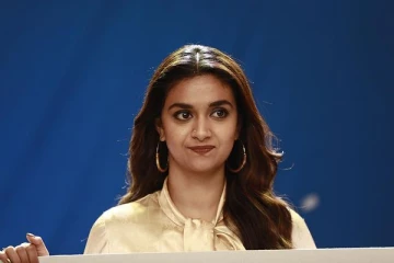 கீர்த்தி சுரேஷா இது? இவ்வளவு படுஒல்லியாக மாறிவிட்டாரே.. போட்டோ வைரல்