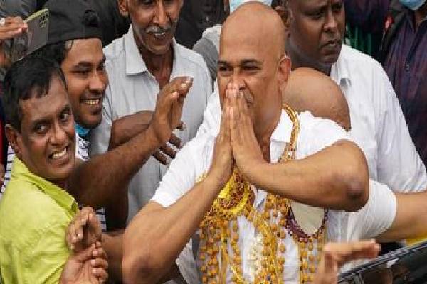 விடுதலையானதும் விகாரைக்கு சென்ற ரஞ்சன் ராமநாயக்க | Ranjan Ramanayake Acquitted