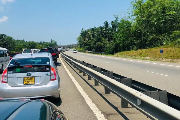 அதிவேக நெடுஞ்சாலையில் சென்ற 4 பேருந்துகளுக்கு சிக்கல்! | Problem For 4 Buses That Went On The Expressway