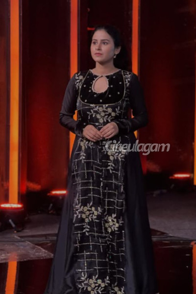 தனது மகளின் முதல் பிறந்தநாளை கொண்டாடிய சீரியல் நடிகை ரித்திகா.. வீடியோவுடன் இதோ | Actress Rithika Celebrates Daughter Birthday