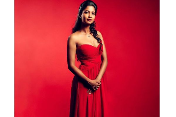 செழித்த அழகில் சிவந்து நிற்கும்  செந்தேனே  ...ரம்யா பாண்டியனை  மிஞ்சிய கீர்த்தி பாண்டியன்! | Keerthi Pandian Sociealmedia Viral Phtos