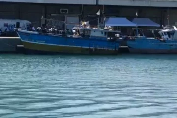 ரீயூனியன் தீவில் சிக்கிய இலங்கையரின் படகு!