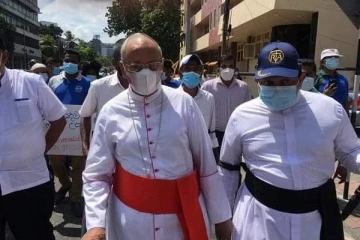 அரசு எதிராக களமிறங்கிய  மதகுருக்கள், கன்னியாஸ்திரிகள்!