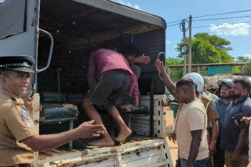 வவுனியாவில் மாடு கடத்தலில் ஈடுபட்ட இருவரை பொலிஸாரிடம் ஒப்படைத்த பொதுமக்கள்