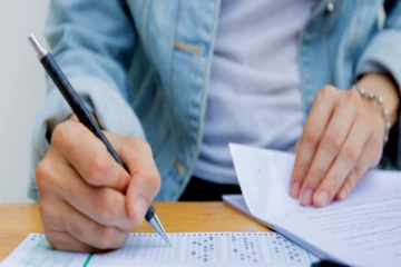 சகோதர சகோதரி இடையே.., பல்கலைக்கழக வினாத்தாளில் அதிர்ச்சியூட்டும் கேள்வி