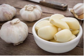 பூண்டு உரிக்க அதிகமாக சிரமப்படுகிறீர்களா? ஈஸியான 3 ட்ரிக் இதோ