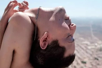 பின்னோக்கி தொங்கிய தலை.. ஆனால் தன்னமிக்கை உடன் வாழும் மனிதர்.!