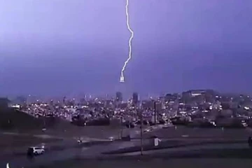 இஸ்லாமியர்களின் புனித தலமான மெக்காவின் கடிகார கோபுரம் மீது தாக்கிய மின்னல்!