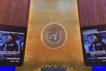 එක්සත් ජාතීන්ගේ මහා මණ්ඩලයේදී ආචාර්ය ආශා ද වොස්ගේ ඡායාරූපය ප්‍රදර්ශනය