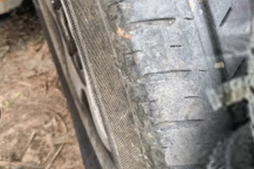 නගරාධිපතිවරයෙකුගේ නිල රථයේ ටයර් වලට තියුණු ආයුධ වලින් ඇණලා..