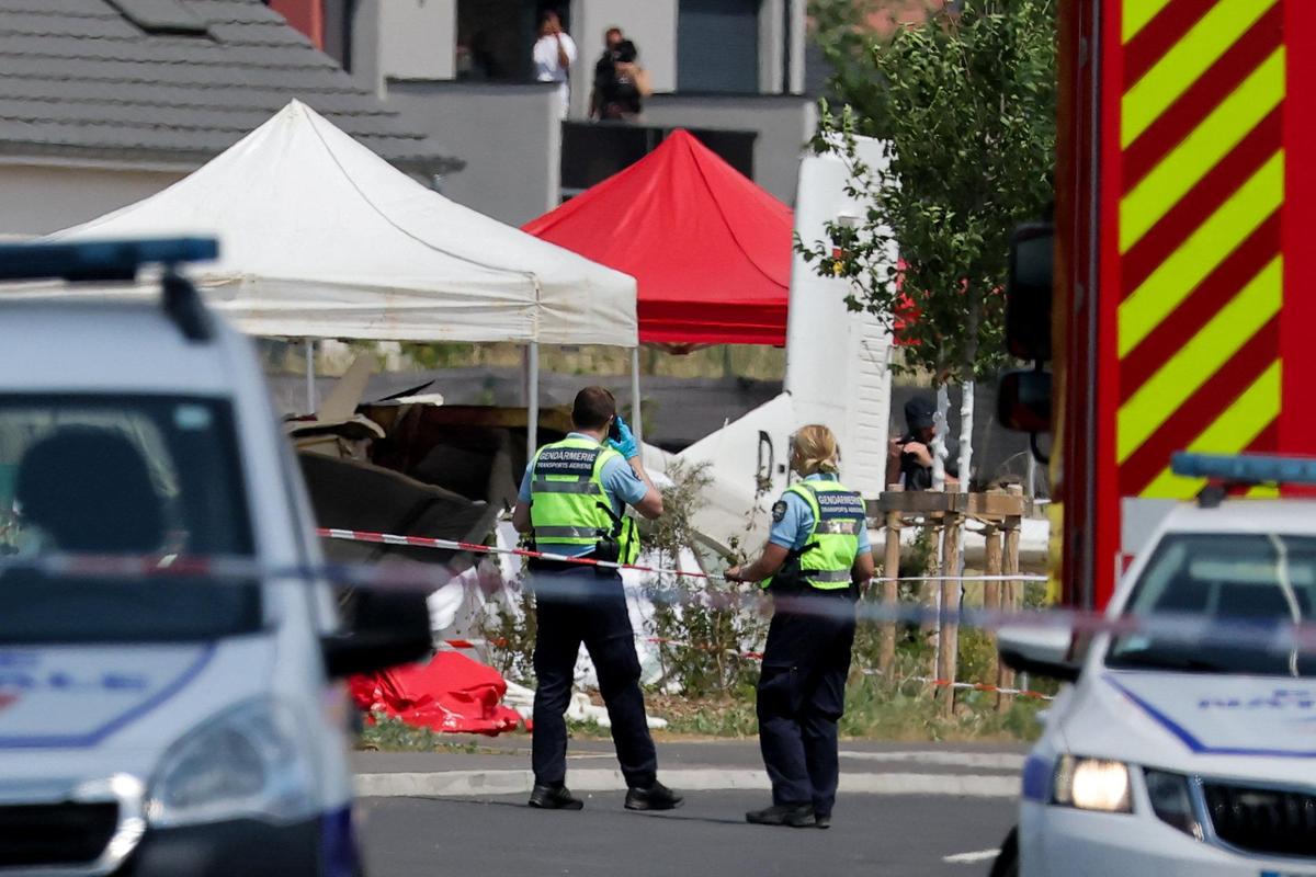 பிரான்சில் விமான விபத்தில் 11 பேர் பலி! | 11 Killed In Plane Crash In France