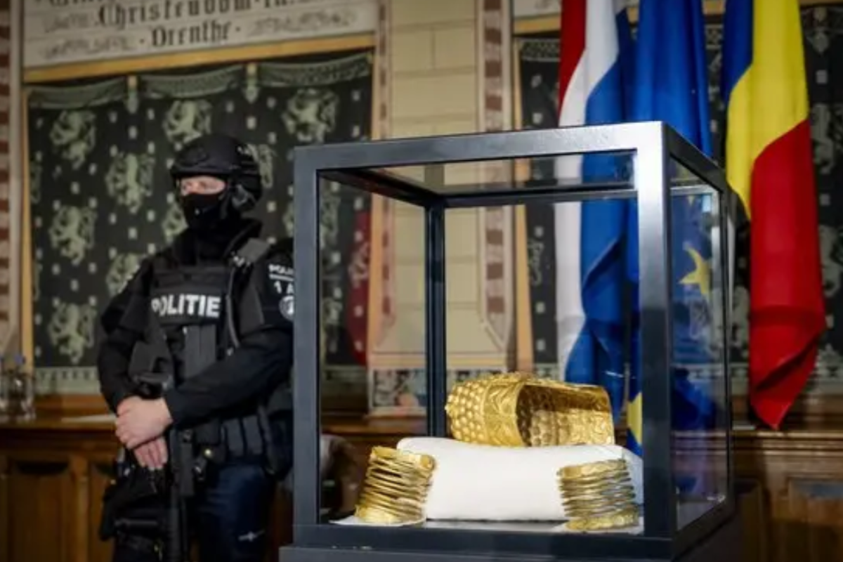 நெதர்லாந்து அருங்காட்சியகத்தில் திருடப்பட்ட பழமையான ருமேனிய பொற்கவசம் ஓராண்டுக்குப் பிறகு மீட்பு | Ancient Romanian Gold Armor Museum Recovered நெதர்லாந்து அருங்காட்சியகத்தில் திருடப்பட்ட பழமையான ருமேனிய பொற்கவசம் ஓராண்டுக்குப் பிறகு மீட்பு | Ancient Romanian Gold Armor Museum Recovered