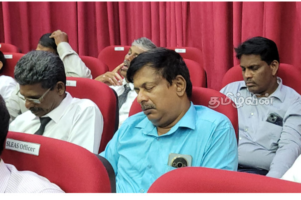 யாழில் பிரதமர் கலந்து கொண்ட நிகழ்வில் நித்திரை கொண்ட வடக்கு கல்வி அதிகாரிகள்! | Northern Education Officials Sleep Event Pm Jaffna
