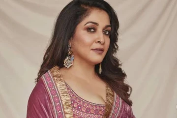 52 வயதில் கிளாமரில் வாய்ப்பிளக்க வைக்கும் நடிகை ரம்யா கிருஷ்ணன்.. புகைப்படம்..