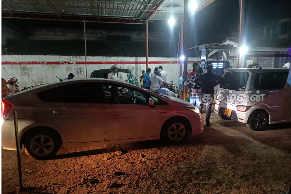 வவுனியாவில் அரசாங்க அறிவுறுத்தலை மீறி எரிபொருள் விநியோகம் (Photos) | Vavuniya Petrol Supply