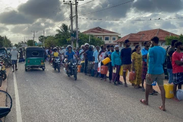 நீண்ட நாட்களின் பின் மண்ணெண்ணெய் விநியோகம்: நீண்ட வரிசையில் காத்திருக்கும் மக்கள் (Photos)