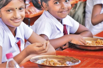 மாணவர்களின் உணவுக்காக ஒதுக்கிய அரசநிதியை சுருட்டிய யாழ் அதிபர்!
