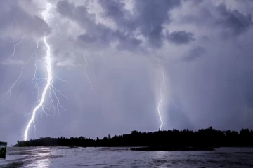 மின்னல் எப்படி தாக்கும் என்று பார்த்தது உண்டா? இதோ பாருங்க...