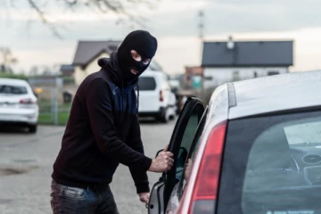 குழந்தையை இப்படியா தனியாக காரில் விட்டுச் செல்வது?: தாயை வெளுத்து வாங்கிய திருடன்!