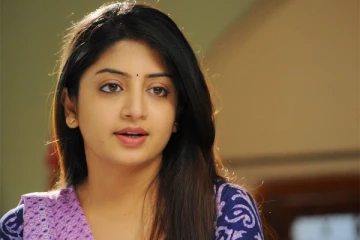 அந்த நடிகையை கர்ப்பமாக்கியது அரசியல்வாதி இல்லை இயக்குநர்தான் - பூனம் கவுர் குற்றச்சாட்டு