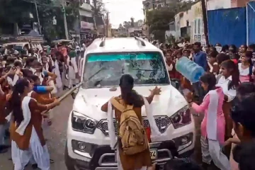 பெண் போலீஸ் செய்த காரியம்; கல்வித்துறை அதிகாரி வாகனத்தை துவம்சம் செய்த பள்ளி மாணவிகள்!